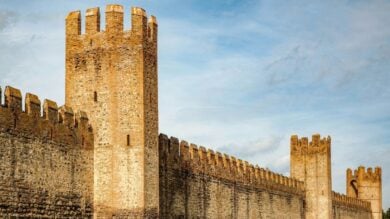 Un Borgo Fortificato che sembra uscito da una Fiaba!