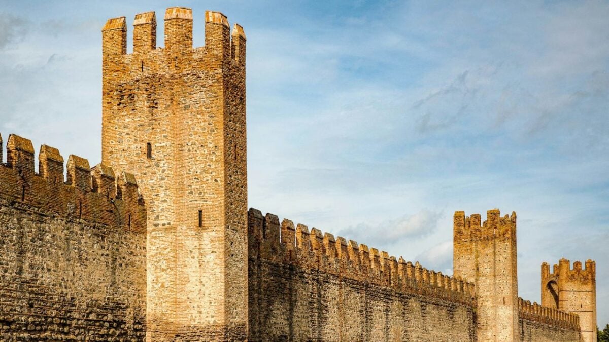 Un Borgo Fortificato che sembra uscito da una Fiaba!