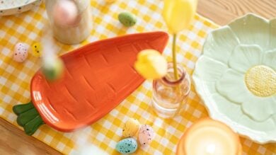 Centrotavola fioriti, palette pastello e dettagli chic: ecco come vestire la Tavola di Pasqua 2025