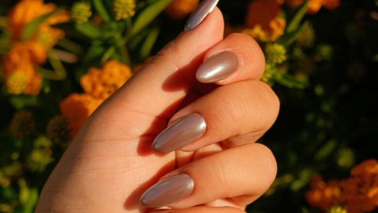 Smalto: ecco il colore giusto per una manicure giovane e fresca