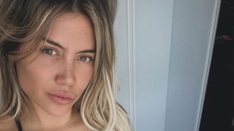 Wanda Nara, selfie allo specchio con Lato B in bella vista: che fisico! FOTO