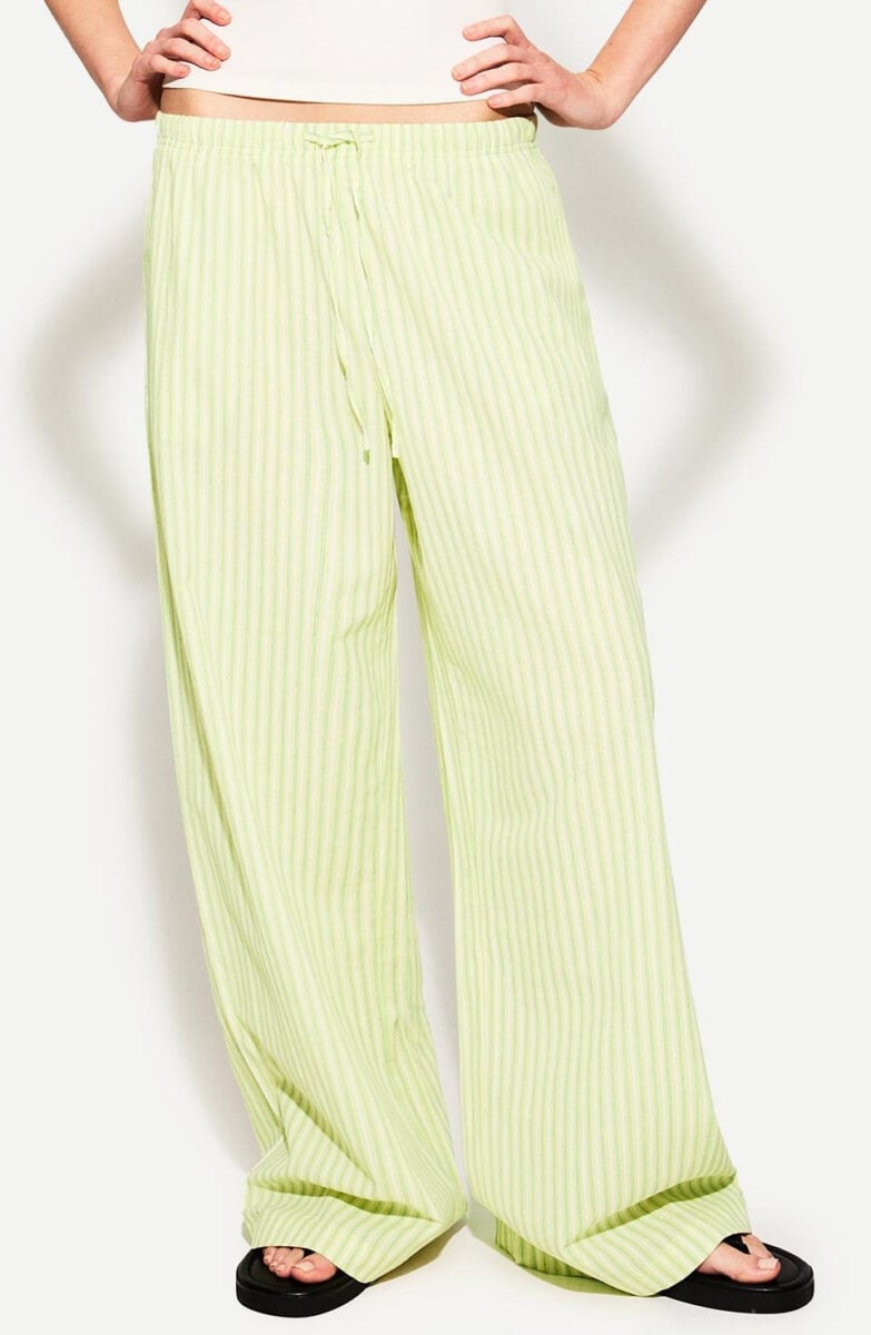 Sembrano pigiami, ma sono il trend più glam della stagione: tutti vogliono questi pantaloni a righe! Sembrano pigiami, ma sono il trend più glam della stagione: tutti vogliono questi pantaloni a righe!
