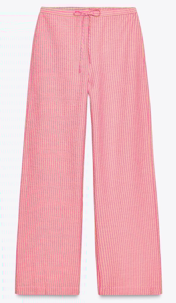 Sembrano pigiami, ma sono il trend più glam della stagione: tutti vogliono questi pantaloni a righe! Sembrano pigiami, ma sono il trend più glam della stagione: tutti vogliono questi pantaloni a righe!