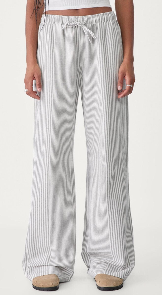 Sembrano pigiami, ma sono il trend più glam della stagione: tutti vogliono questi pantaloni a righe! Sembrano pigiami, ma sono il trend più glam della stagione: tutti vogliono questi pantaloni a righe!