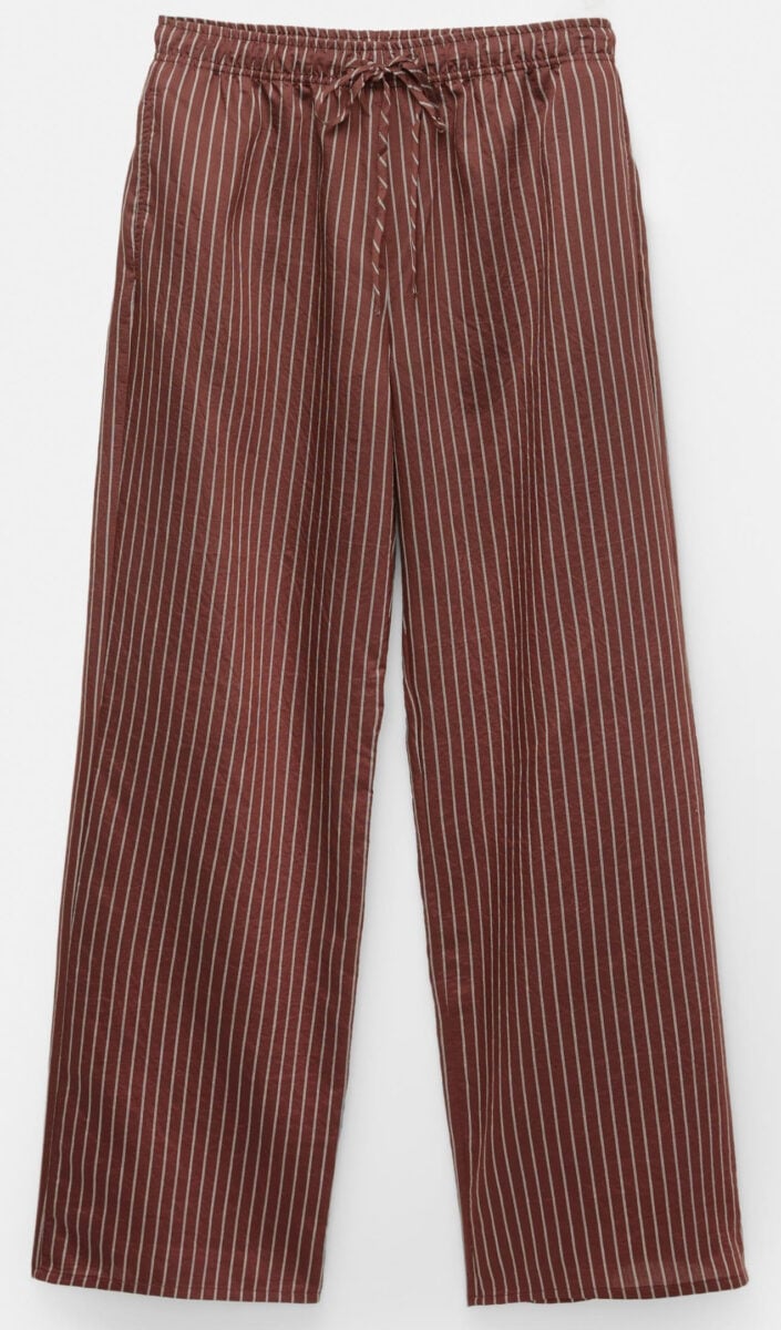 Sembrano pigiami, ma sono il trend più glam della stagione: tutti vogliono questi pantaloni a righe! Sembrano pigiami, ma sono il trend più glam della stagione: tutti vogliono questi pantaloni a righe!