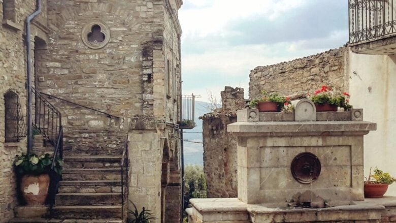 Tra atmosfere ferme nel tempo e case scolpite nella pietra, ecco uno dei borghi più belli della Basilicata