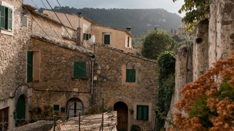 Alla scoperta del Borgo abruzzese famoso per lo zafferano più prezioso d’Italia