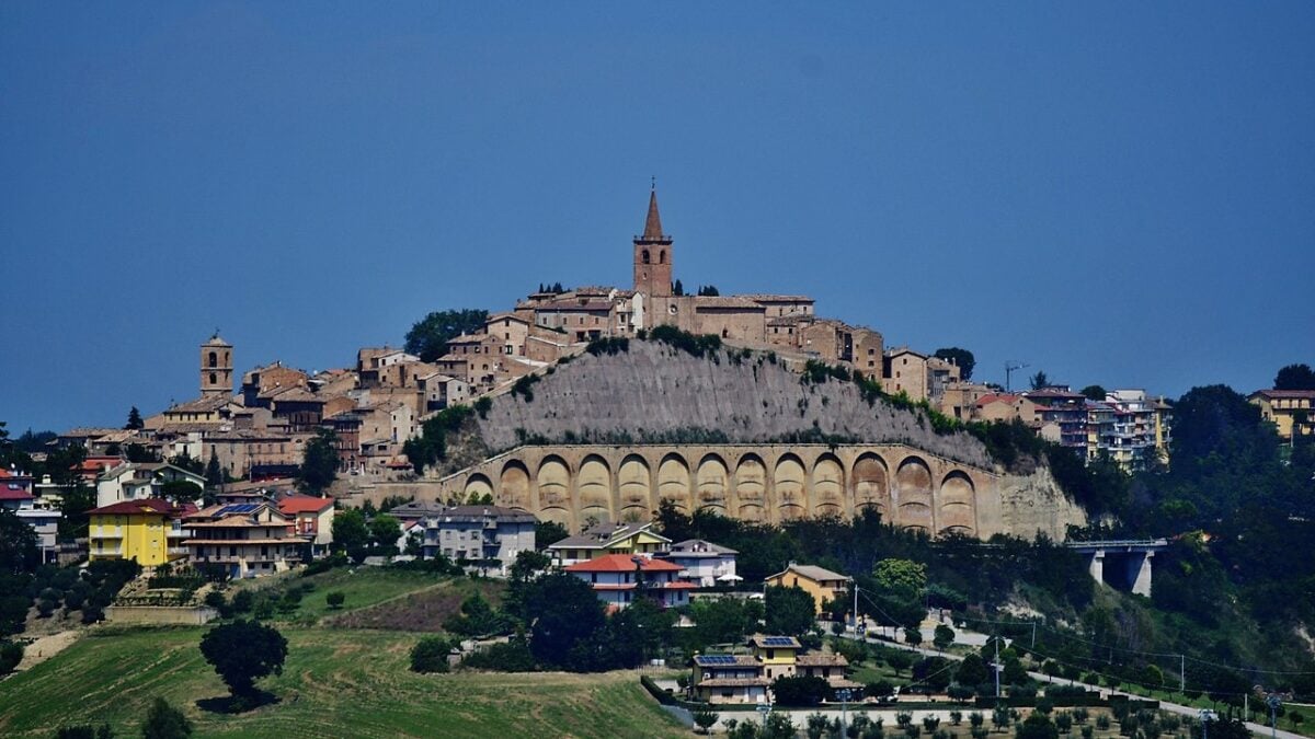 Questo Borgo medievale nell’entroterra marchigiano è la perla nascosta da scoprire adesso