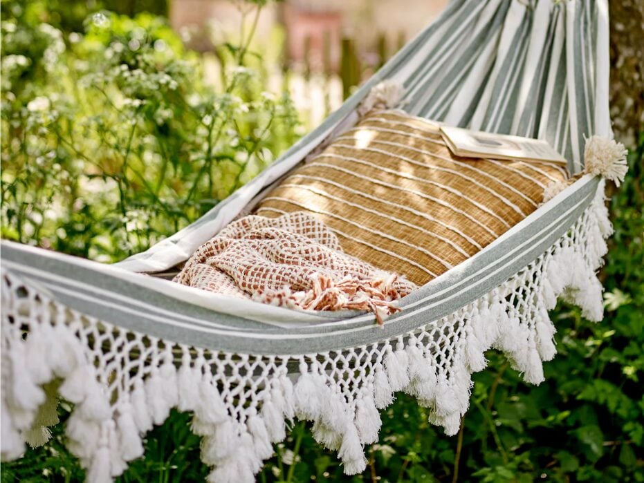 H&M Home ridefinisce il relax outdoor e firma l’oggetto cult dell’estate…