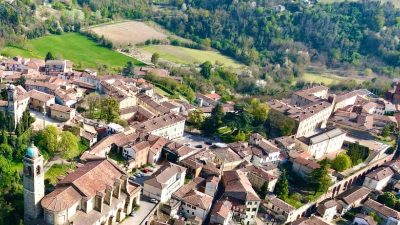 Il Borgo lombardo dove arte e devozione si incontrano in uno dei santuari più sorprendenti d’Italia