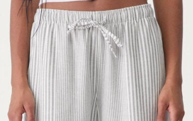 Sembrano pigiami, ma sono il trend più glam della stagione: tutti vogliono questi pantaloni a righe!