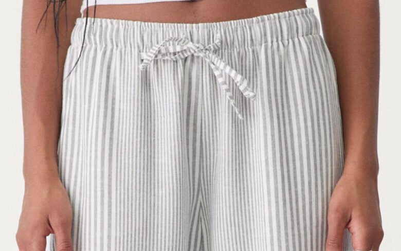 Sembrano pigiami, ma sono il trend più glam della stagione: tutti vogliono questi pantaloni a righe!