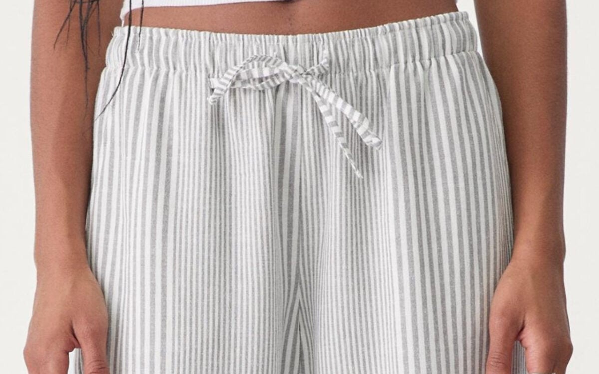 Sembrano pigiami, ma sono il trend più glam della stagione: tutti vogliono questi pantaloni a righe!