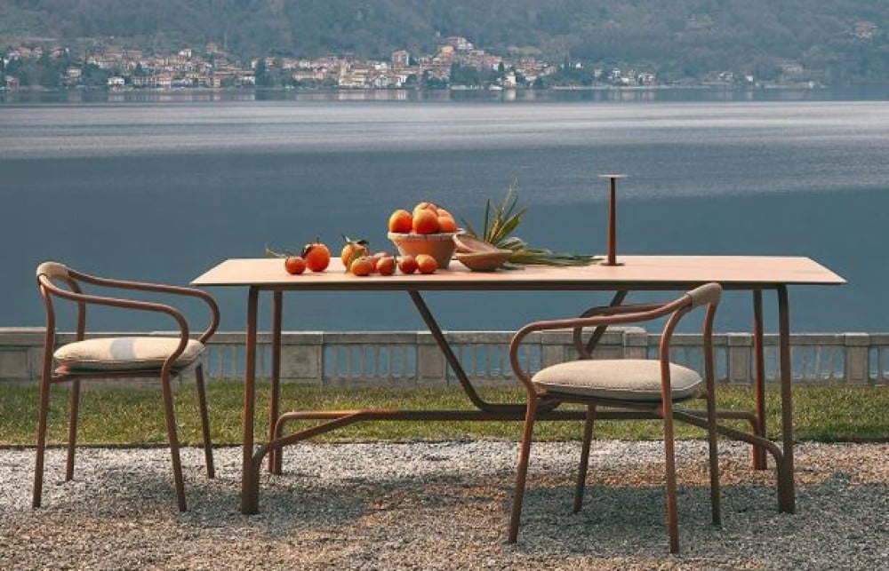 I tavoli da esterno che stanno facendo impazzire gli Interior designer sono questi! I tavoli da esterno che stanno facendo impazzire gli Interior designer sono questi!
