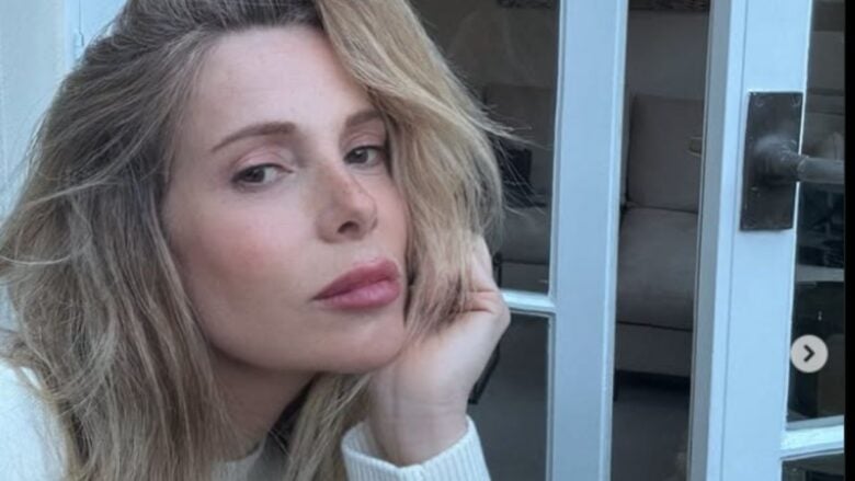 Alessia Marcuzzi, mozzafiato con il bikini bicolor che esalta il fisico perfetto! FOTO