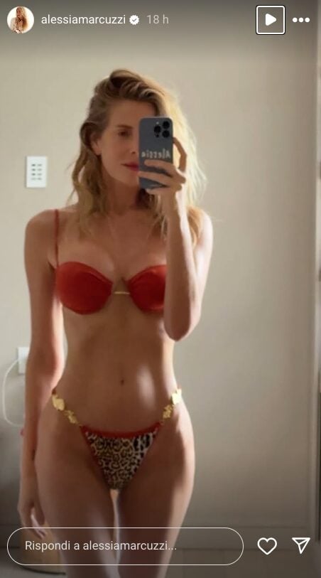 Alessia Marcuzzi posa allo specchio con il bikini gioiello di super tendenza: che sexy! Alessia Marcuzzi posa allo specchio con il bikini gioiello di super tendenza: che sexy!