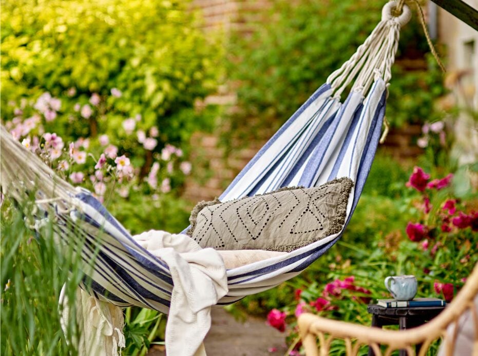 H&M Home ridefinisce il relax outdoor e firma l’oggetto cult dell’estate…