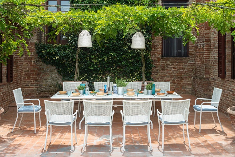 I tavoli da esterno che stanno facendo impazzire gli Interior designer sono questi! I tavoli da esterno che stanno facendo impazzire gli Interior designer sono questi!