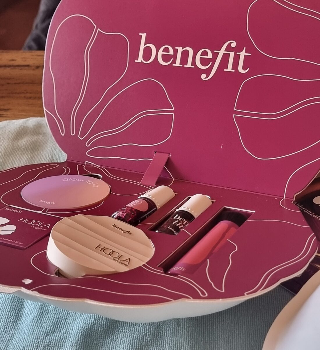 Abbiamo provato la nuova collezione Benefit Cosmetics: è ufficiale, è la nostra crush beauty dell’estate! Abbiamo provato la nuova collezione Benefit Cosmetics: è ufficiale, è la nostra crush beauty dell’estate!