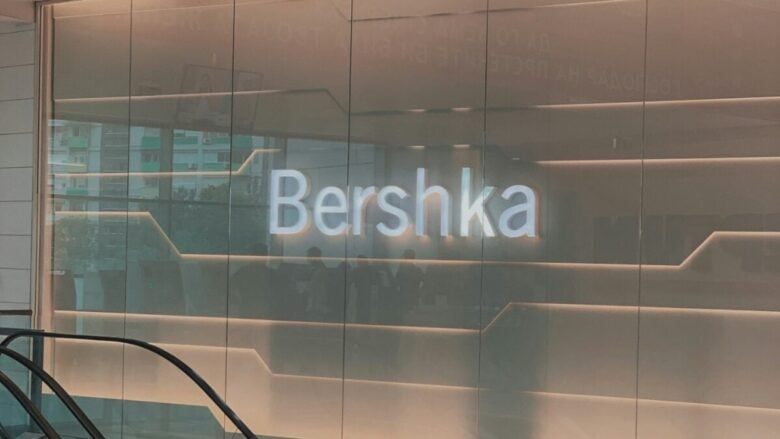 E’ questa la Blusa con laccetti di Bershka che sta andando a ruba!