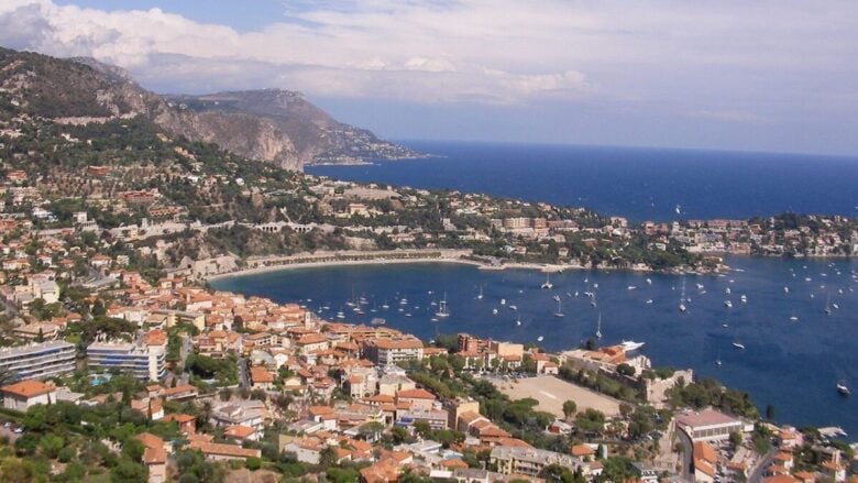 Paesaggi da sogno e colori mozzafiato, questo incantevole Borgo della Costa Azzurra lascia senza fiato!