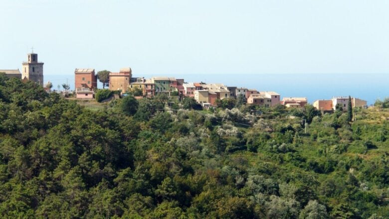 Che incanto! Questo borgo ligure a picco sul mare è tra i più belli d’Italia…