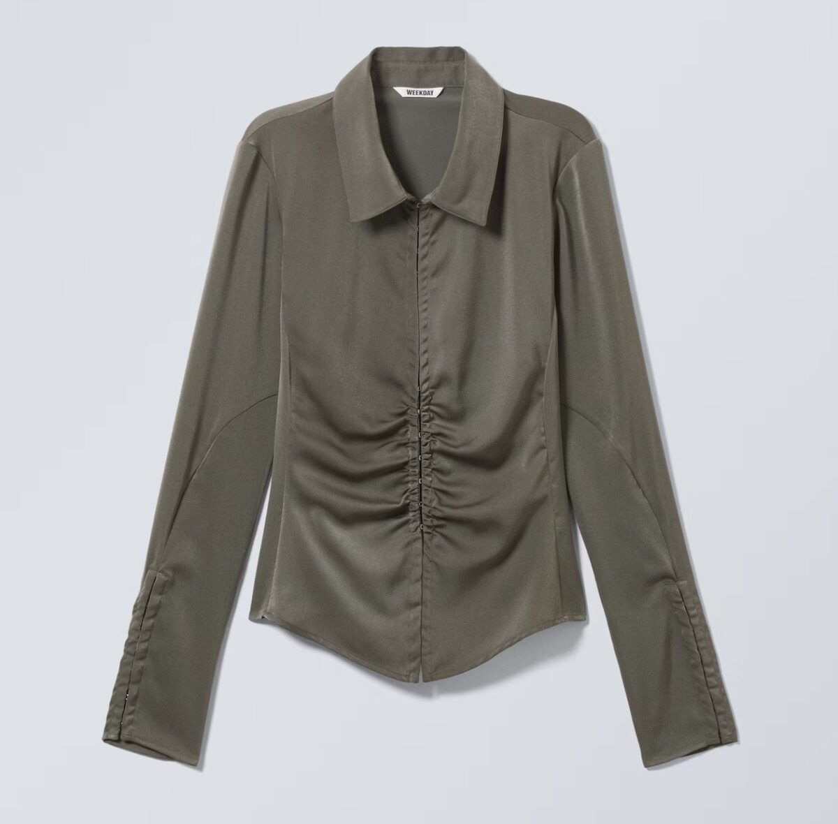 Camicie in satin, il segreto dei look chic di stagione Camicie in satin, il segreto dei look chic di stagione