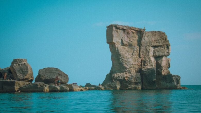 Meraviglia sul mare: un borgo della Puglia tra panorami mozzafiato e grotte da esplorare