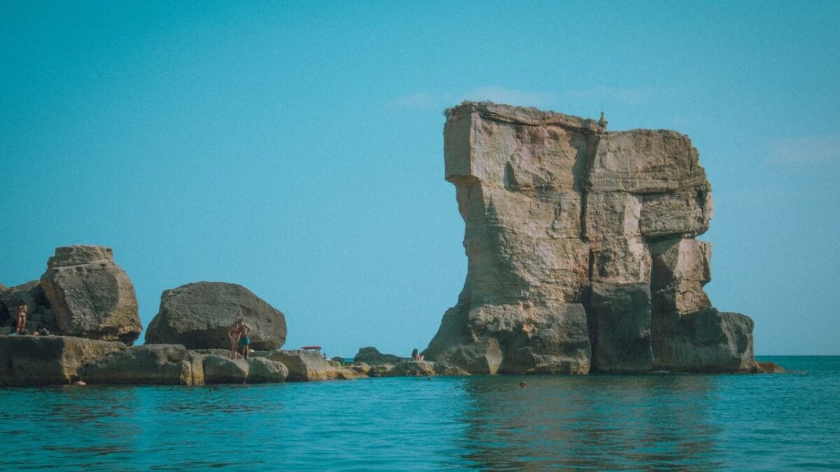 Meraviglia sul mare: un borgo della Puglia tra panorami mozzafiato e grotte da esplorare