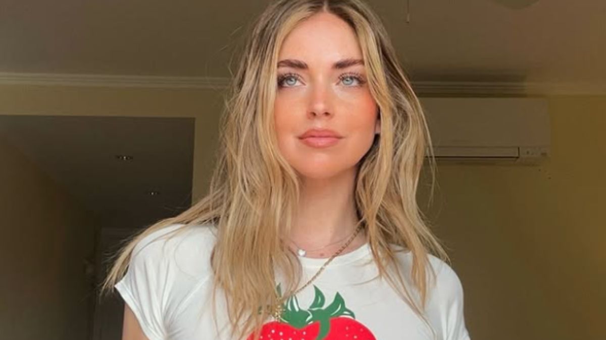 Chiara Ferragni, per il suo compleanno ad Abu Dhabi sceglie un evergreen: camicia bianca e jeans!