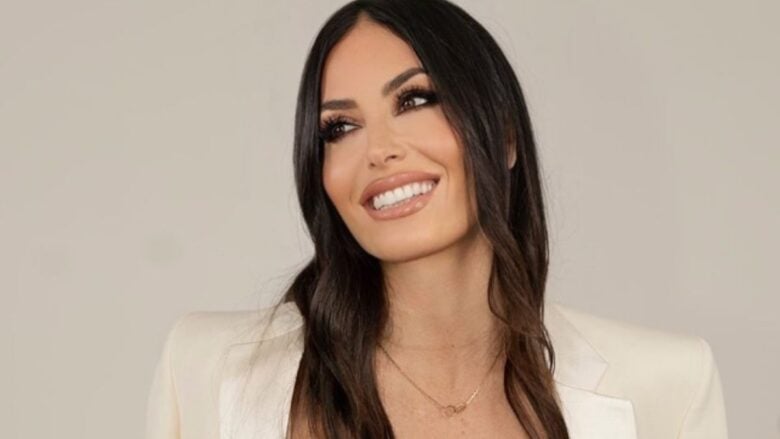 Elisabetta Gregoraci sfoggia il tailleur giacca pantaloni nel colore di super tendenza per questa stagione! FOTO