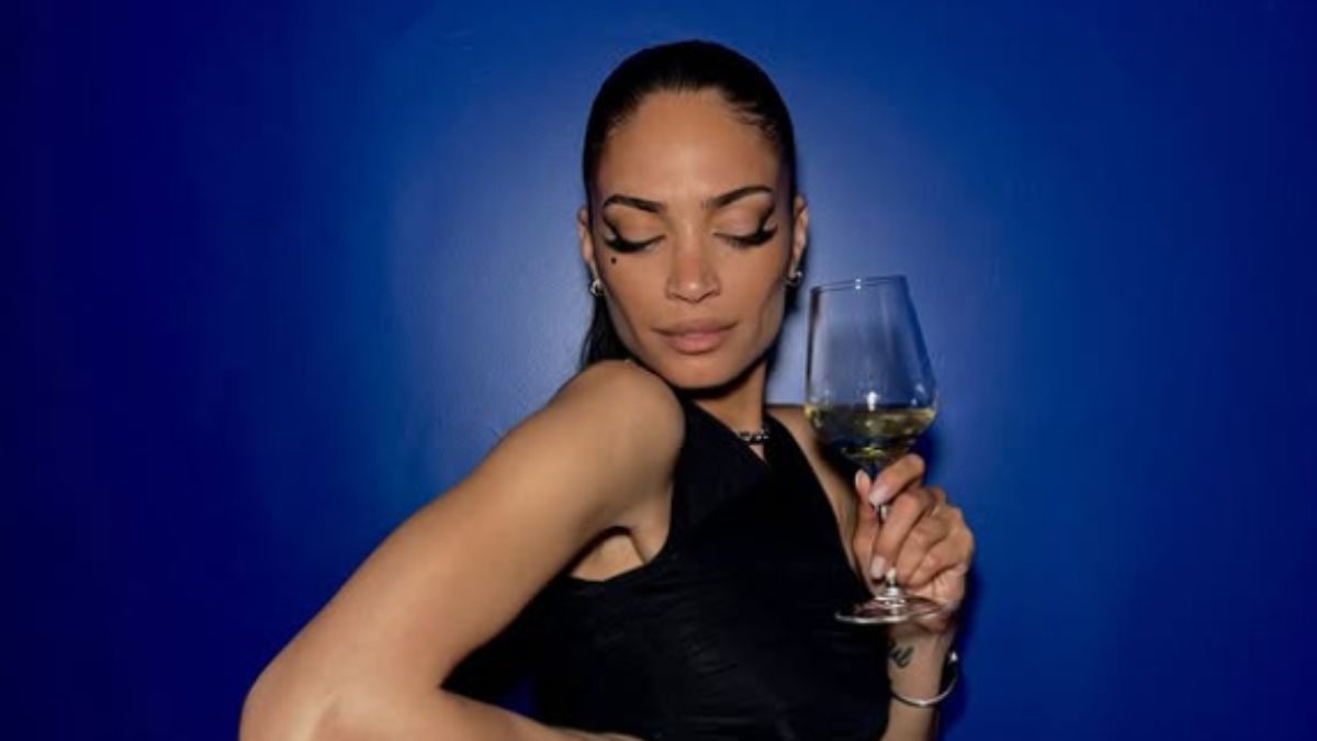Elodie lascia tutti senza fiato al Concerto del Primo Maggio con un Look total black con mini shorts e crop top, maxi stivali e maxi coda di cavallo!