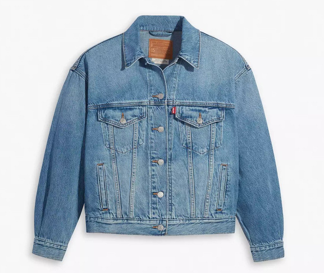 Tutte la vogliano: la Giacca di jeans oversize è il capo must del momento! Tutte la vogliano: la Giacca di jeans oversize è il capo must del momento!