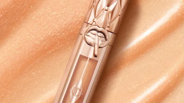 Charlotte Tilbury lancia il gloss nude del momento: impossibile non desiderarlo!