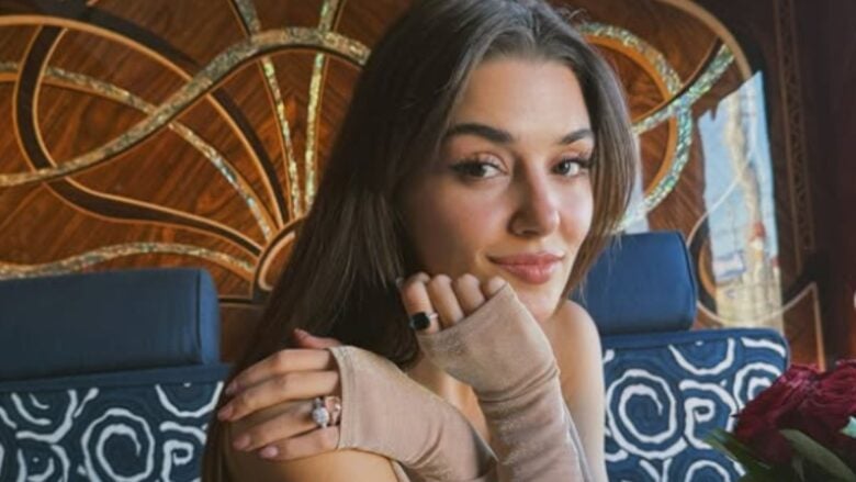 Cannes 2025, Hande Erçel è un sogno sul red carpet con l’abito in piume rosa by Giambattista Valli