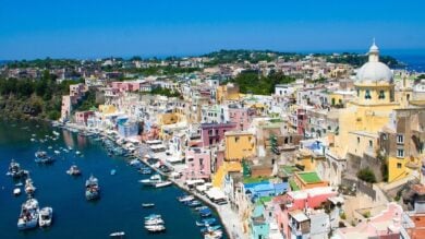 Colorata e dal mare cristallino, quest’isola del Mediterraneo è la meta ideale per un anticipo d’estate