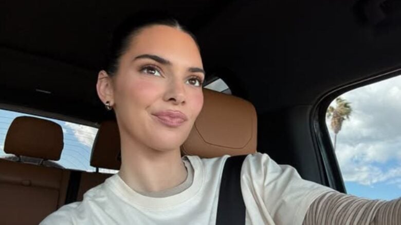 Kendall Jenner sfila da vera diva per le strade di New York con il completo della collezione autunno-inverno 1999-2000 di Mugler
