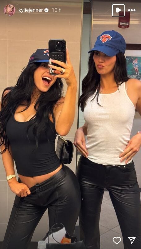 Kylie e Kendall Jenner, selfie allo specchio con il Look matchy-matchy! Kylie e Kendall Jenner, selfie allo specchio con il Look matchy-matchy!