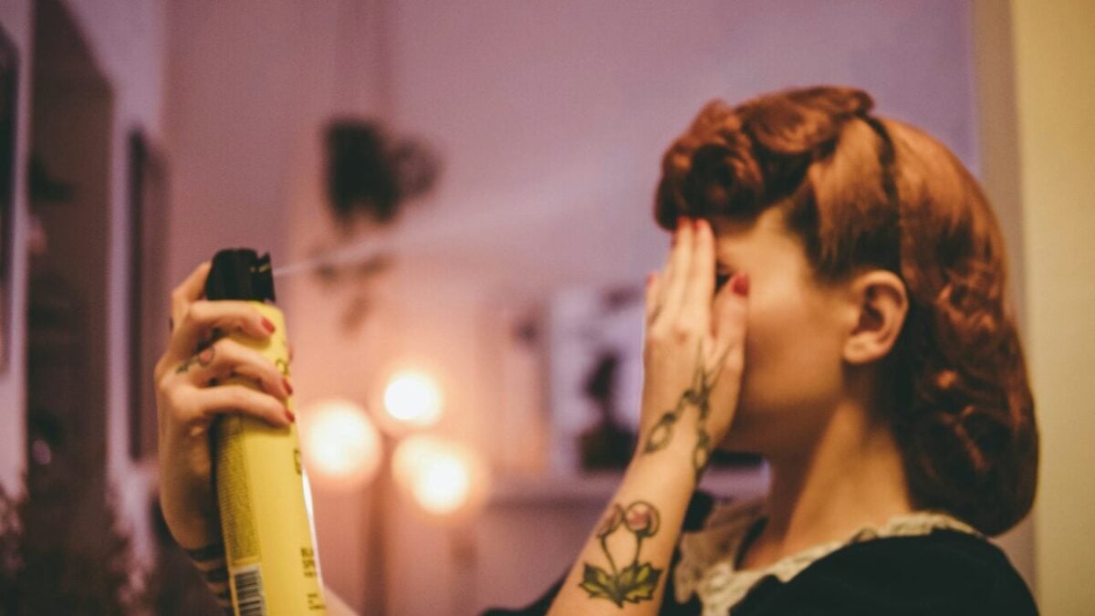Queste lacche sono il segreto (low cost) degli hair stylist per una piega che dura tutto il giorno!