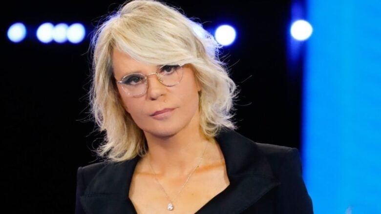 Maria De Filippi sceglie il total white per la semifinale di Amici: il risultato è très chic!