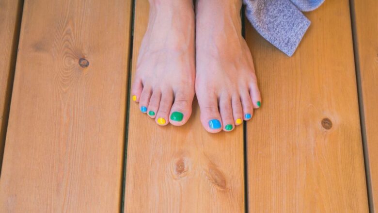 Piedi in primo piano! i colori della primavera che strizzano l’occhio al primo sandalo…