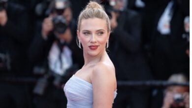 Scarlett Johansson eterea a Cannes 2025 con l’abito in chiffon di seta color celeste