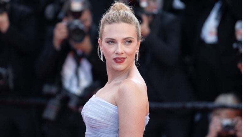Scarlett Johansson eterea a Cannes 2025 con l’abito in chiffon di seta color celeste