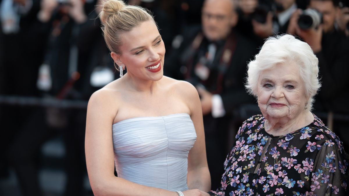 Scarlett Johansson eterea a Cannes 2025 con l’abito in chiffon di seta color celeste Scarlett Johansson eterea a Cannes 2025 con l’abito in chiffon di seta color celeste