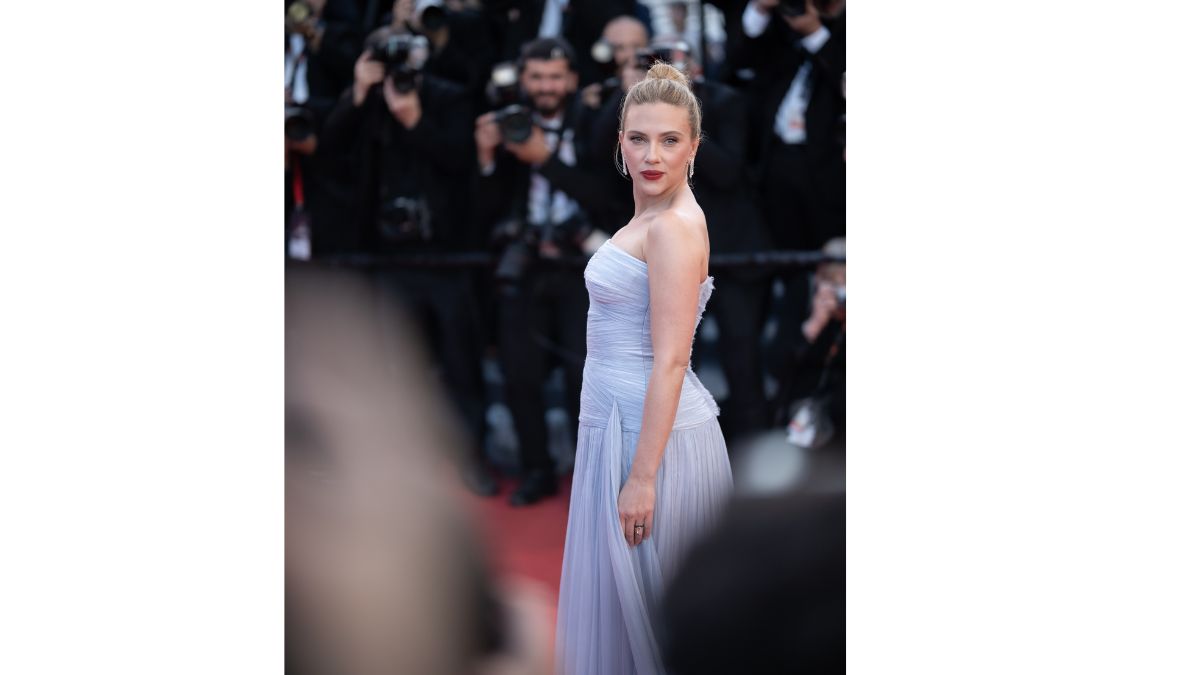 Scarlett Johansson eterea a Cannes 2025 con l’abito in chiffon di seta color celeste Scarlett Johansson eterea a Cannes 2025 con l’abito in chiffon di seta color celeste