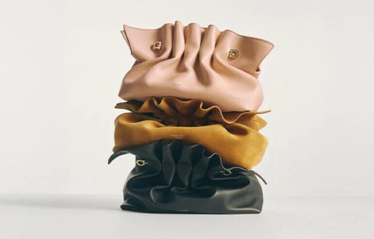 La Soft Bag di Ferragamo detta le tendenze: è questa la Borsa di stagione! La Soft Bag di Ferragamo detta le tendenze: è questa la Borsa di stagione!