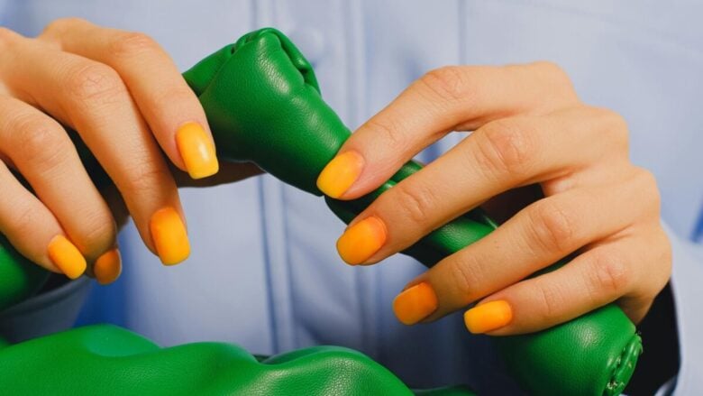 Addio alle manicure dark: ecco gli smalti vitaminici di tendenza ora!