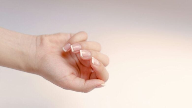Watery Nails: la manicure fresca e luminosa che si ispira all’acqua