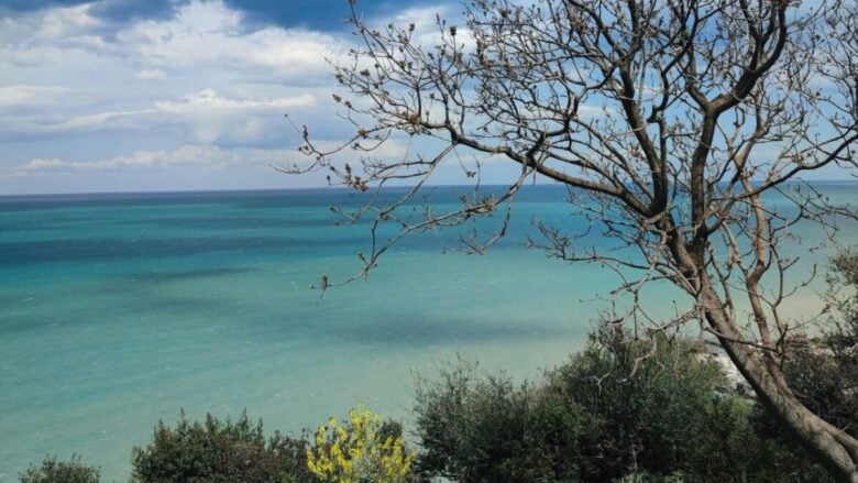 Uno splendido borgo del Gargano tra vicoli romantici, agrumi e panorami da sogno