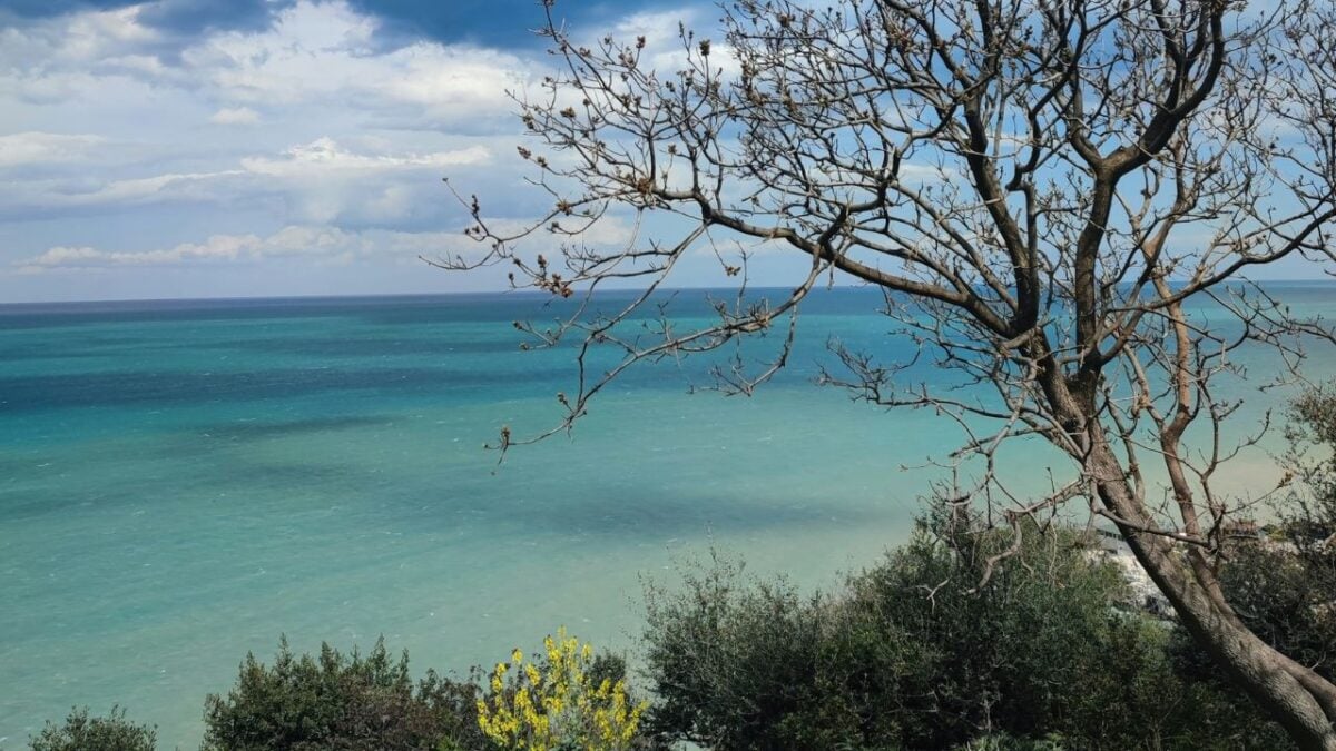 Uno splendido borgo del Gargano tra vicoli romantici, agrumi e panorami da sogno